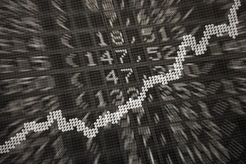 Die große Anzeige in der Börse zeigt die Dax-Kurve und verschiedene Börsenkurse: ETFs werden börsentäglich gehandelt.