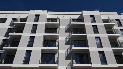 Neu gebaute Wohnungen in der Pistoriusstraße in Berlin: Der Preisverfall bei Häusern und Wohnungen hält an.