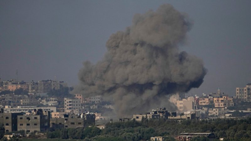Nach einem israelischen Luftangriff im Gazastreifen steigt starker Rauch auf.