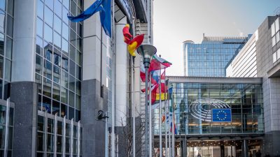 Fahnen wehen vor dem Sitz des Europäischen Parlaments in Brüssel.