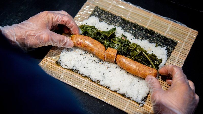 Das Restaurant in Oldenburg bietet mit «Crunchy Pinkel» erstmals eine Sushi-Variante mit Grünkohl und Pinkelwurst sowie eine vegetarische Alternative mit Tomaten, Feta und Grünkohl an.