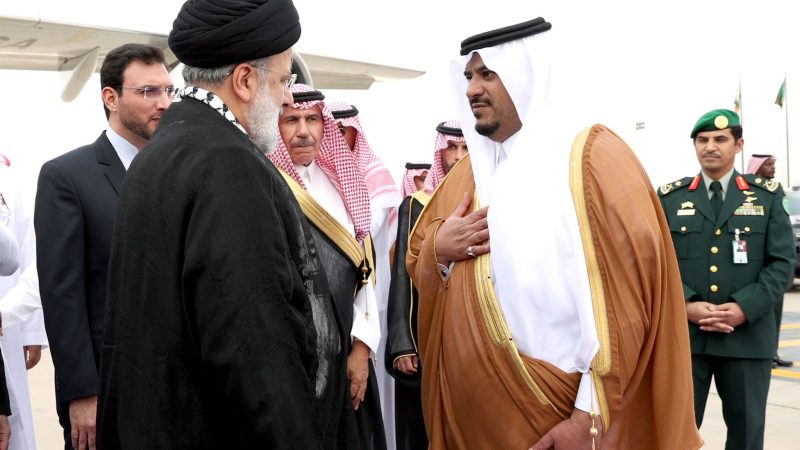 Ebrahim Raisi, Präsident des Iran, wird von einem saudi-arabischen Beamten auf dem Flughafen in Riad begrüßt.