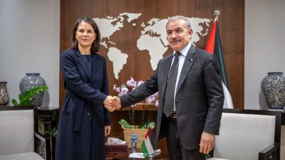 Annalena Baerbock (Bündnis90/Die Grünen), Außenministerin von Deutschland, spricht mit Mohammed Schtaje, Ministerpräsident der Palästinensichen Autonomiebehörde.