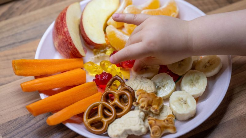 Kinder von vier bis sechs Jahren benötigen der DGE zufolge 1300 bis 1800 Kilokalorien (kcal) täglich. Wichtig sei ein vielseitiges und abwechslungsreiches Angebot an Nahrungsmitteln.