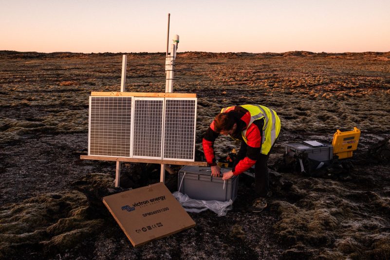 Der seismische Geologe Tom Winder arbeitet bei Grindavik an einem Seismographen.