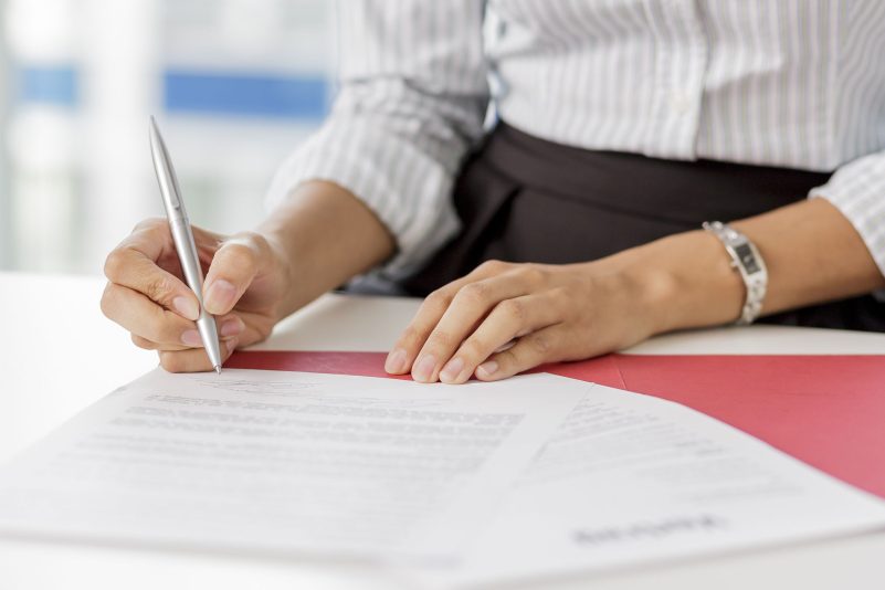Besonders neue Mitarbeiter sind von befristeten Arbeitsverträgen betroffen. Allein 2021 waren rund 60 Prozent der Neueinstellungen im öffentlichen Dienst befristet. (Symbolbild)