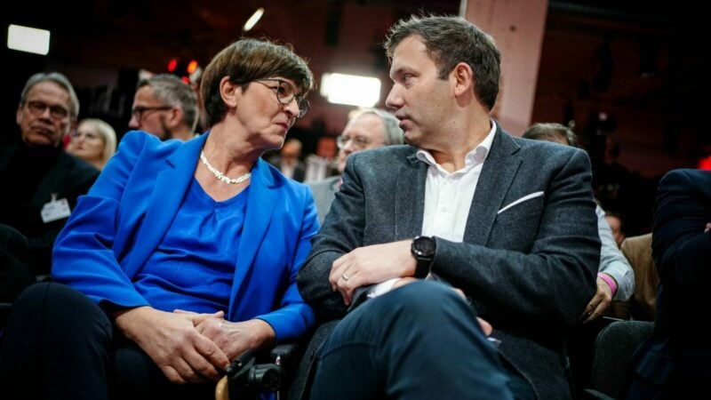 Saskia Esken und Lars Klingbeil wollen für weitere zwei Jahre Vorsitzende der SPD bleiben.