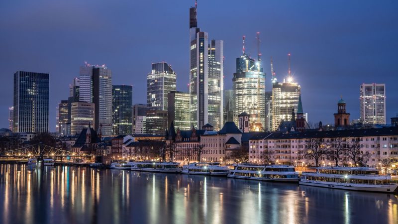 Die Hochhäuser der Banken-Skyline am Morgen am Frankfurt am Main.