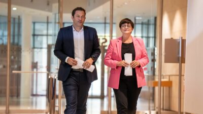 Saskia Esken und Lars Klingbeil, beide SPD Co-Vorsitzende, kommen zu einer Pressekonferenz nach den Gremiensitzungen der SPD Bundesspitze.