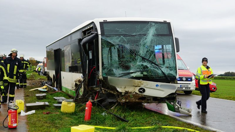 Der schwer beschädigte Schulbus nach dem Unfall mit mehreren Verletzten in Bad Waldsee.