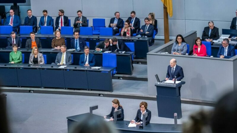 Bundeskanzler Olaf Scholz im Bundestag. Die Bundesregierung plant die Ukraine-Hilfen im kommenden Jahr deutlich anzuheben.