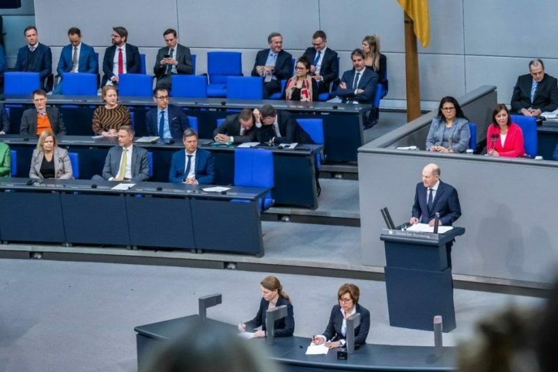 Bundeskanzler Olaf Scholz im Bundestag. Die Bundesregierung plant die Ukraine-Hilfen im kommenden Jahr deutlich anzuheben.