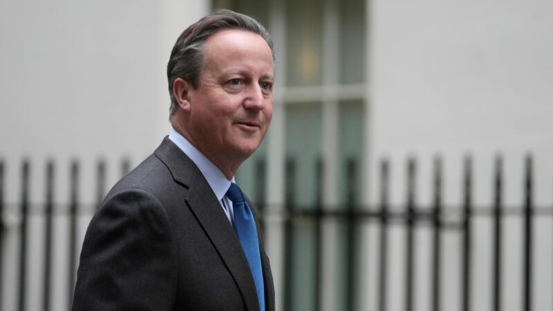 Zurück auf der politischen Bühne: Der frühere britische Premierminister David Cameron ist als Außenminister in der Downing Street auf dem Weg zur ersten Sitzung des neuen Kabinetts nach einer Umbildung.