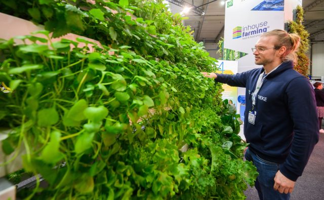 Eine «Planzentheke» zum Anbau von Gemüse und Pflanzen auf der Landtechnik-Leitmesse Agritechnica. Die Deutsche Landwirtschafts-Gesellschaft als Organisatorin rechnet mit rund 400.000 Besuchern aus aller Welt.