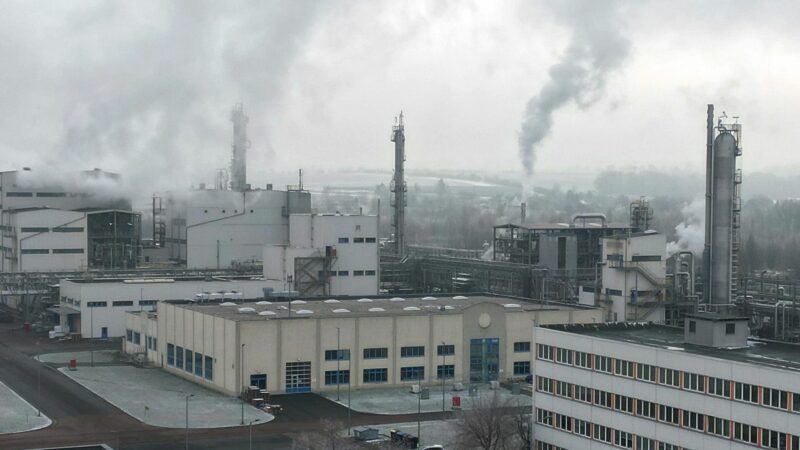 Werksanlagen stehen im Chemie- und Industriepark Zeitz.