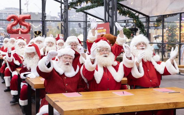 Brav drücken diese Weihnachtsmänner die Schulbank: In London ist die jährliche Weihnachtsmannschule vom Ministry of Fun gestartet.
