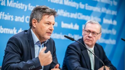 Wirtschaftsminister Robert Habeck spricht neben Thomas Gößmann, Vorstandsvorsitzender FNB Gas e.V, zu den Plänen für ein deutsches Wasserstoffkernnetz.