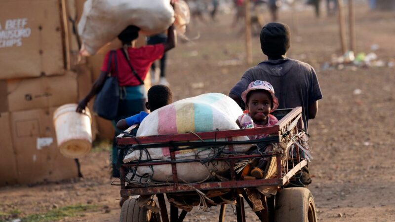 Unterwegs: Zwei Kinder werden in Mbare, einem Armenviertel von Harare in Simbabwe in einem Karren transportiert.