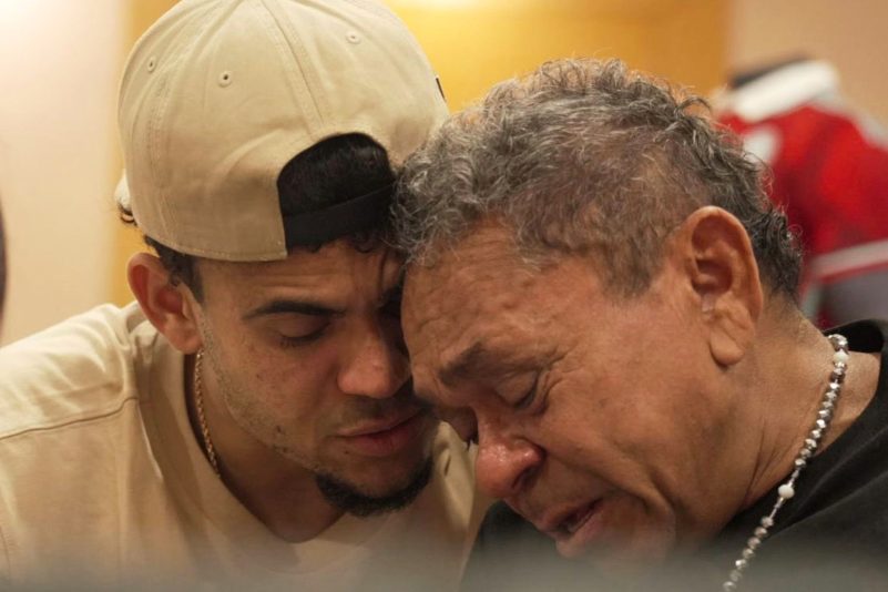 Ein gerührter Luis Díaz (l.) mit seinem Vater Luis Manuel nach dessen Freilassung.