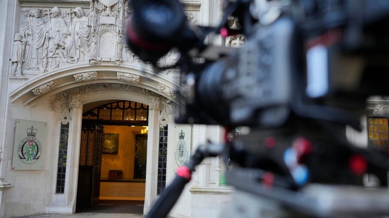 Eine Kamera fokussiert auf den Eingang des Obersten Gerichtshofs in London.