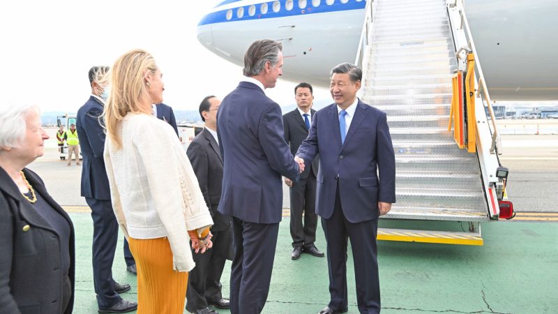 Xi Jinping, Präsident von China, wird von Gavin Newsom, Gouverneur von Kalifornien, und Janet Yellen (l), Finanzministerin der USA empfangen.