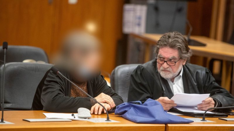 Die mutmaßliche Sektenführerin neben ihrem Verteidiger im Landgericht Frankfurt.