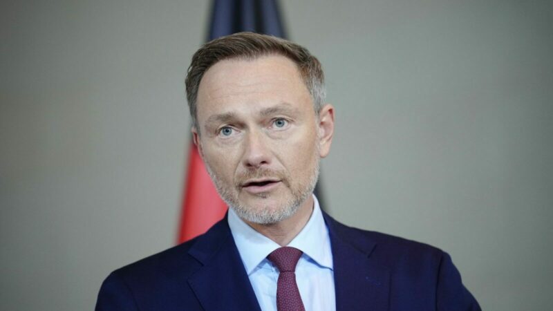 Finanzminister Christian Lindner (FDP) will mit seinem Etat für 2024 die im Grundgesetz verankerte Schuldenbremse wieder einhalten.