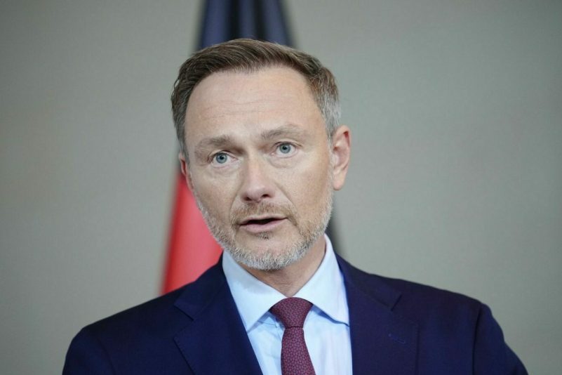 Finanzminister Christian Lindner (FDP) will mit seinem Etat für 2024 die im Grundgesetz verankerte Schuldenbremse wieder einhalten.