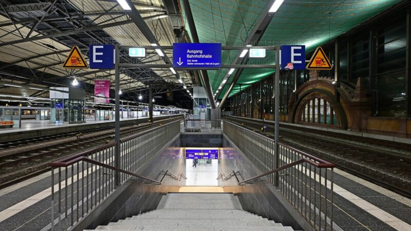 Leere Bahnsteige im Erfurter Hauptbahnhof.