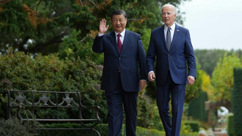 Joe Biden (r), Präsident der USA, und Xi Jinping, Präsident von China, spazieren am Rande des Gipfels der Asiatisch-Pazifischen Wirtschaftsgemeinschaft (APEC) durch die Gärten des Filoli Estate.