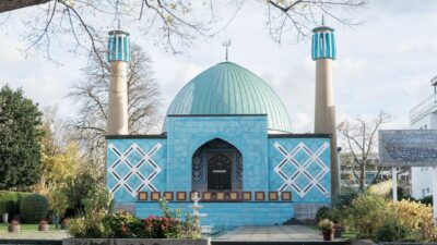 Das Islamische Zentrum Hamburg (IZH) der Imam-Ali-Moschee, auch Blaue Moschee genannt, an der Außenalster.