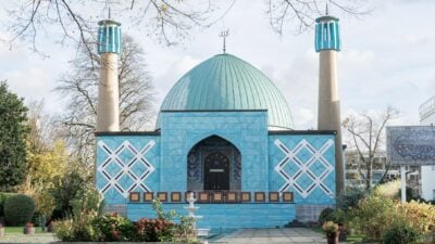 Das Islamische Zentrum Hamburg (IZH) der Imam-Ali-Moschee, auch Blaue Moschee genannt, an der Außenalster.