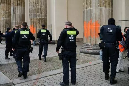 Brandenburger Tor erneut mit Farbe beschmiert