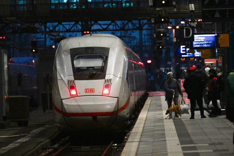Ein ICE der Deutschen Bahn fährt aus dem Bahnhof.