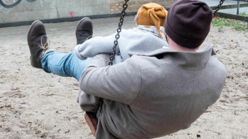 Ein Vater mit seinem Kind auf einem Spielplatz: Paare sollen zwar weiterhin zusammen bis zu 14 Monate Elternzeit nehmen können - aber nur noch maximal einen Monat parallel.