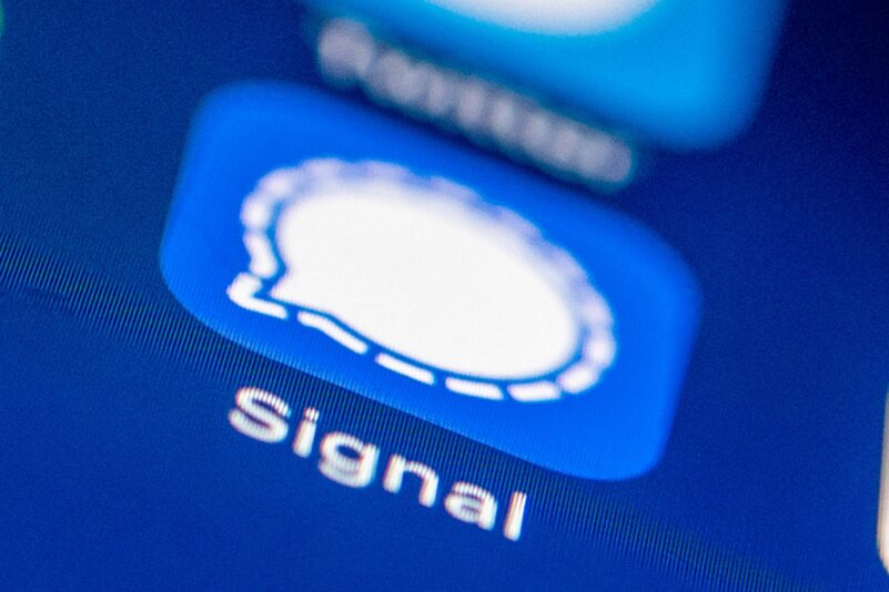 Das Logo des Messenger Dienstes Signal auf einem Smartphone.