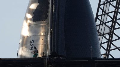 Die Mega-Rakete Starship von SpaceX wird für ihren bevorstehenden Start von der Starbase in Boca Chica, Texas, vorbereitet. Der zweite Test des größten jemals gebauten Raketensystems der Raumfahrtgeschichte soll nun doch erst am Samstag stattfinden.