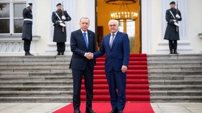 Umstrittener Besuch: Bundespräsident Frank-Walter Steinmeier (r) begrüßt den türkischen Präsidenten Recep Tayyip Erdogan (l) zu einem Gespräch im Schloss Bellevue in Berlin.