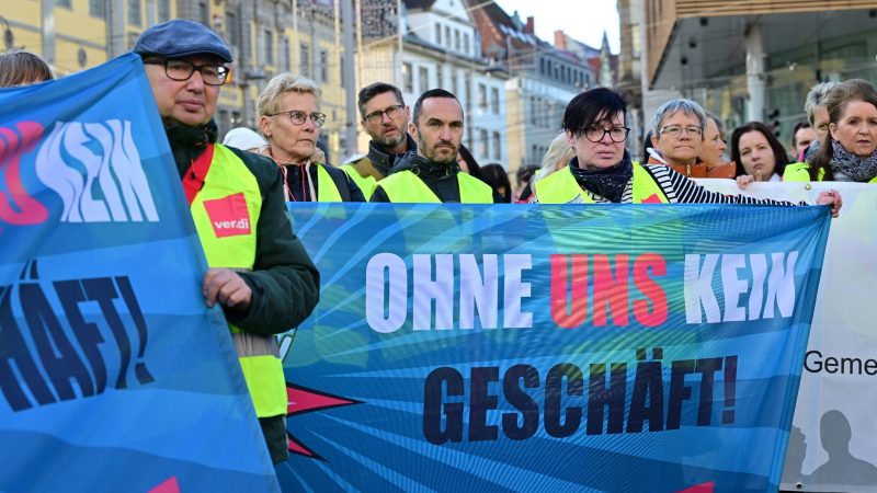 Beschäftigte verschiedener Einzelhandelsunternehmen demonstrierten am 10. November in Erfurt.
