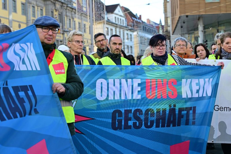 Beschäftigte verschiedener Einzelhandelsunternehmen demonstrierten am 10. November in Erfurt.