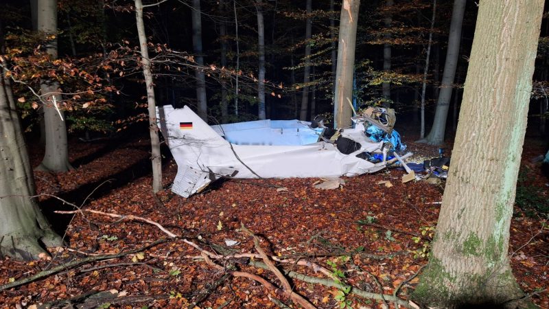 Das Wrack des Kleinflugzeugs. Ein Mensch starb bei dem Absturz in der Nähe von Hünxe in NRW.