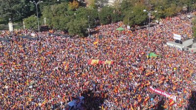 Zehntausende Menschen protestieren in Madrid gegen die geplante Amnestie für katalanische Separatisten und andere Zugeständnisse.