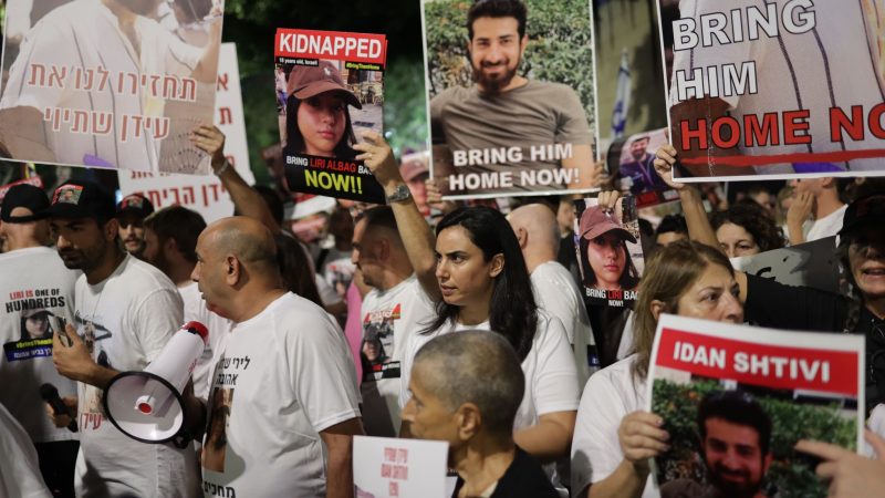 Demonnstranten fordern in Tel Aviv die Freilassung der von der Hamas entführten Geiseln.