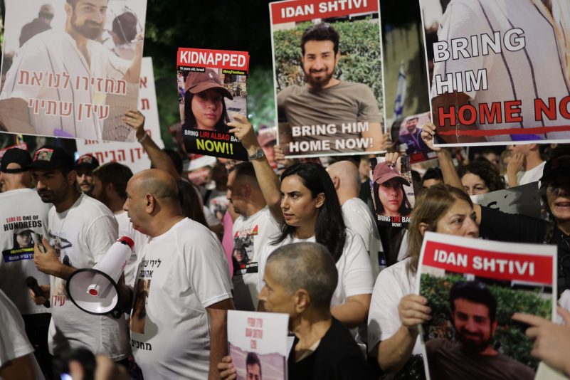 Demonnstranten fordern in Tel Aviv die Freilassung der von der Hamas entführten Geiseln.