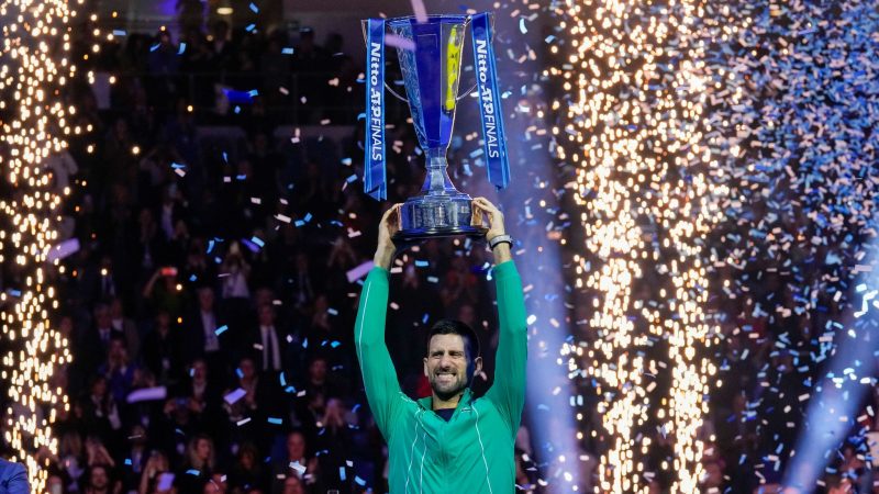 Novak Djokovic jubelt mit seiner Trophäe nach seinem Sieg.