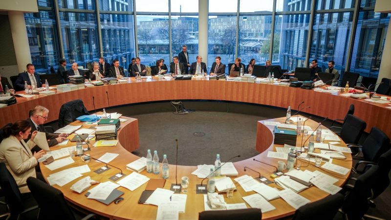 Blick in den Sitzungssaal mit dem Haushaltsausschuss des Bundestags mit der finalen Beratung des Etats für 2024.