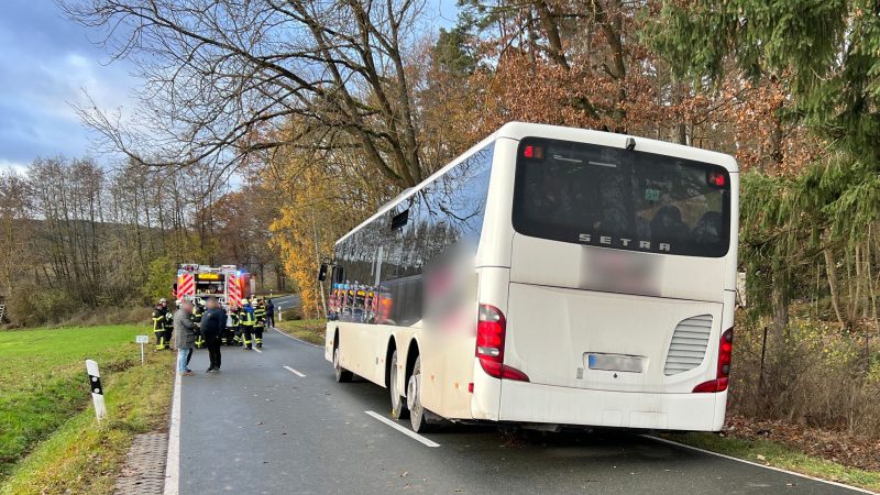 Ein verunglückter Schulbus steht auf einer Straße im Landkreis Fürth. Bei dem Unfall wurden nach Polizeiangaben mehrere Schülerinnen und Schüler leicht verletzt.