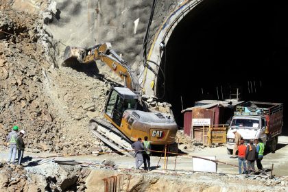 Mit Handbohrern durch Schutt: Zähe Rettung von Arbeitern in Indien