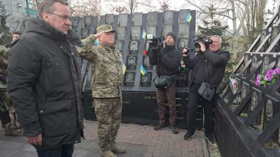 Verteidigungsminister Boris Pistorius legt am Denkmal für die auf dem Maidan getöteten Demonstranten in Kiew einen Kranz nieder.