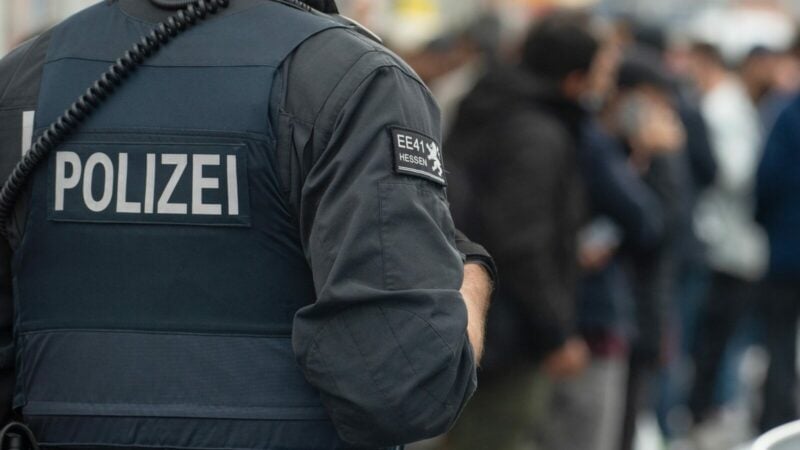 Ein Polizist im Einsatz während einer Razzia: Razzien gab es laut dem Bericht unter anderem in München und Nürnberg.